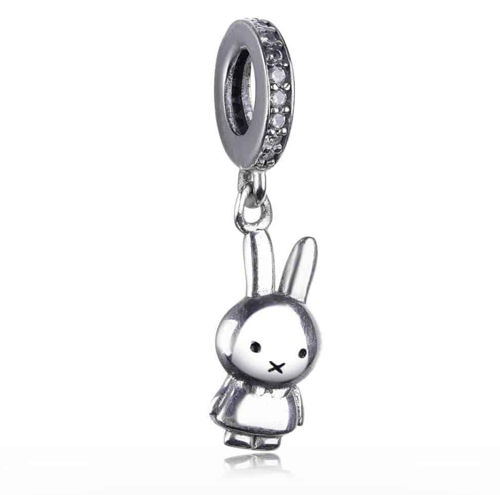 Product Afbeelding Vooraanzicht van onze prachtige klassieke nijntje bedel. Uit de miffy collectie komt deze klassiek nijntje charm. Geheel gemaakt van 925 sterling zilver met ingelegde zirkonia in de charm.