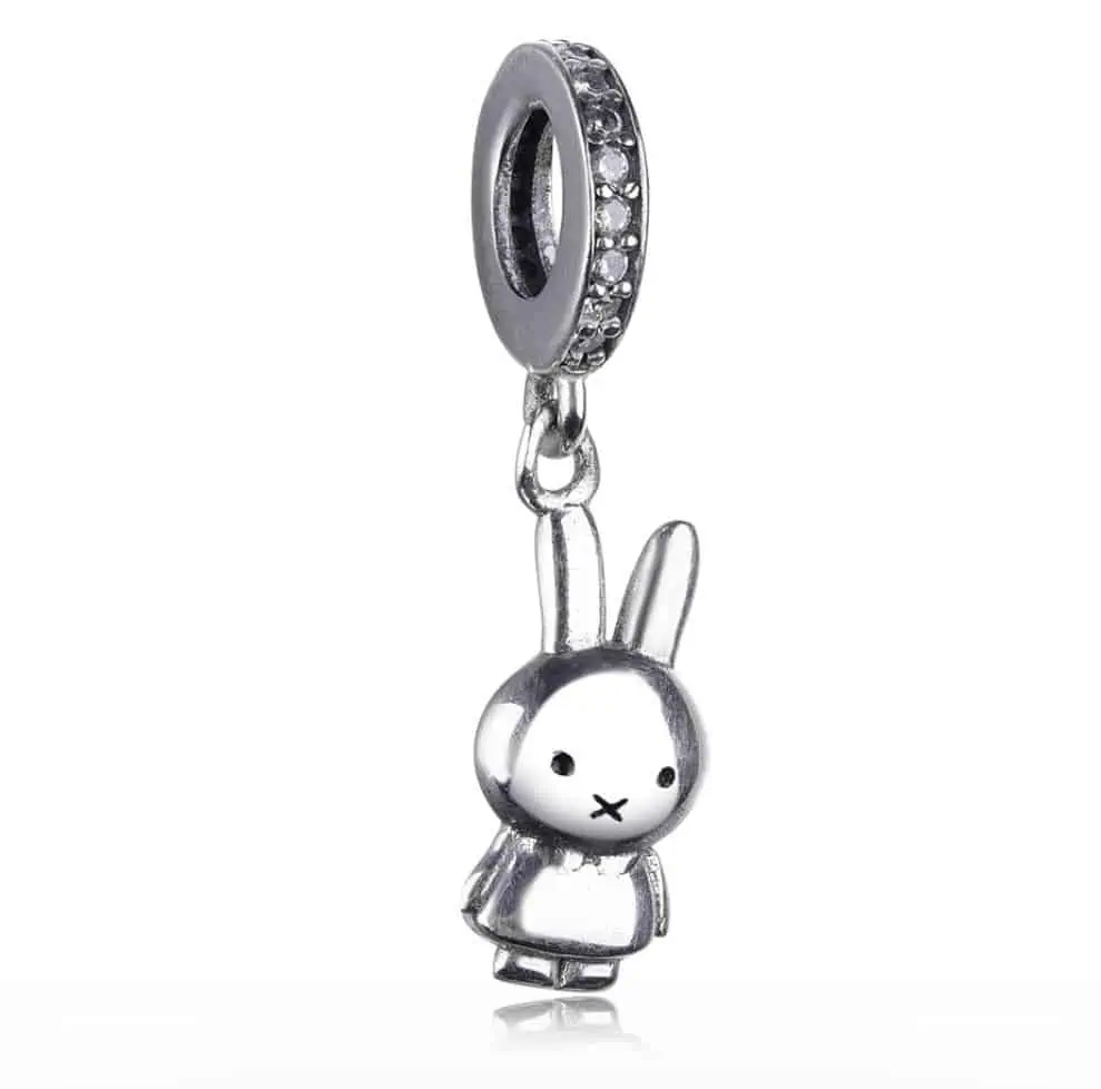 Product Afbeelding Vooraanzicht van onze prachtige klassieke nijntje bedel. Uit de miffy collectie komt deze klassiek nijntje charm. Geheel gemaakt van 925 sterling zilver met ingelegde zirkonia in de charm.