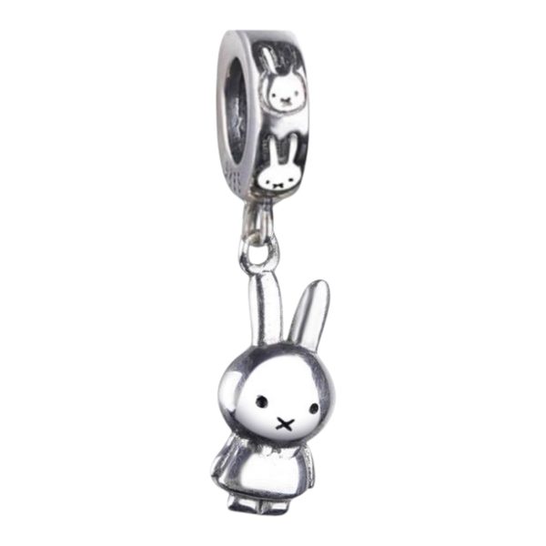 Product Afbeelding Vooraanzicht van onze prachtige klassieke nijntje bedel. Uit de miffy collectie komt deze klassiek nijntje charm. Geheel gemaakt van 925 sterling zilver met kleine nijntje hoofdjes in de ring gegraveerd.