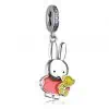 Product Afbeelding Vooraanzicht van onze prachtige nieuwe bedel van de nijntje collectie. Deze charm met nijntje die z'n beer vast houd is te schattig voor woorden. De bedel is gemaakt van 925 sterling zilver. Miffy haar jurikje is bruna rood. De beer is ook gemaakt van emaille in de kleur geel en afgemaakt met 925 sterling zilveren oogjes en neus. De charm is afgemaakt met zirkonia's rondom. Een echt lieve bedel.