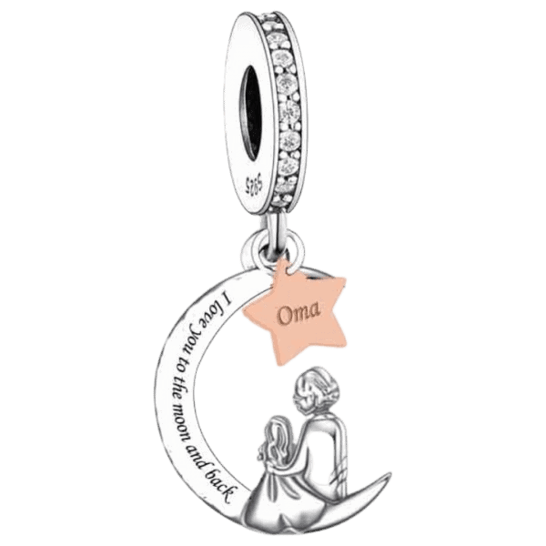 Vooraanzicht van onze nieuwe oma bedel. Deze prachtige bedel is speciaal gemaakt voor onze oma's. De bedel is gemaakt van 925 sterling zilver. De Maan heeft de tekst love you to the moon and back. Op het rose ster staat oma gegraveerd. De charm zelf is ingelegd met zirkonia. Als je gek bent op je oma dan is deze charm de juiste bedel.