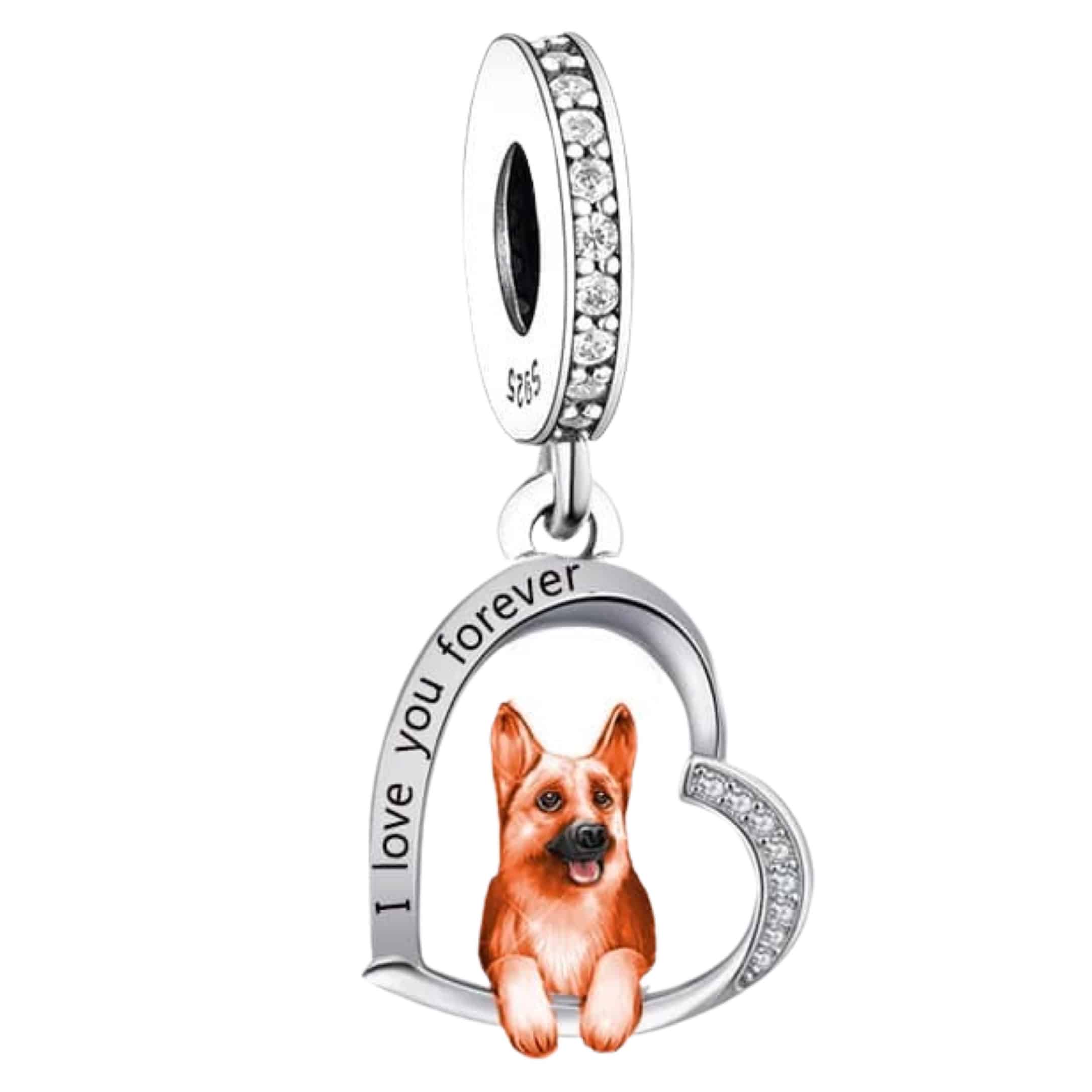 Product Afbeelding Vooraanzicht van onze prachtige nieuwe hond bedel uit de collectie dieren en natuur. Deze charm is gemaakt van 925 sterling zilver en rose. In de rand van het opengewerkt hart staat i love you forever gegraveerd. De herdershond is gemaakt van rose en hangt in het open hart.