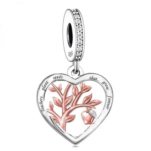 Product Afbeelding Vooraanzicht van onze geslaagd collectie. Deze prachtige leraar of lerares bedel is prachtig en gemaakt van 925 sterling zilver en rose. Het hart is opengewerkt en heeft een levensboom van rose met zirkonia. De tekst teachers plant seeds that grow forever maakt de hart bedel voor lerares helemaal af. Deze bedele is een perfect cadeau voor je lievelings meester of juf.