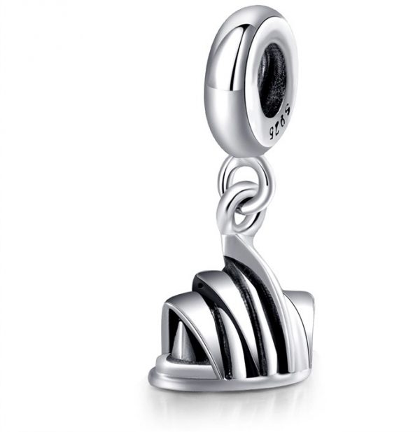 Product Afbeelding Vooraanzicht van onze prachtige reis bedel Opera House. Deze charm met het opera house is gemaakt van massief 925 sterling zilver. Daarom is hij lekker zwaar en waardevol. In de charm staat sydney gegraveerd. Een prachtige Australie bedel als je gek bent op Australie of een Aussie bent.