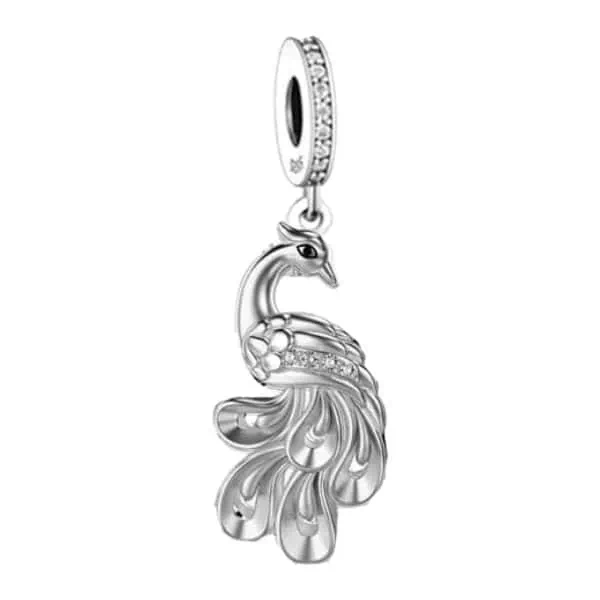 Product Afbeelding Vooraanzicht van onze prachtige bedel uit de categorie dieren. Deze sierlijke pauw is gemaakt van 925 sterling zilver met veel details. De charm van deze pauw vogel is ingelegd met zirkonia steentjes.