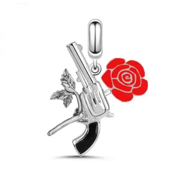 Product Afbeelding Vooraanzicht van onze nieuwe bedel in de categorie beroepen, hobby en sporten. Deze Gun and Rose is gemaakt van 925 sterling zilver. De roos is gemaakt van hoogwaardig emaille. Het pistool heeft een zwart accent bij het handvat. Voor echte mannen en vrouwen.