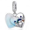 Vooraanzicht van onze prachtige nieuwe reis bedel. 2-delig hart met het uitzicht van Santorini. De typische blauwe daken van Santorini zie je hierin terug. De charm is ingelegd met zirkonia. De blauwe achtergrond en daken zijn gemaakt van hoogwaardig emaille. Uiteraard gemaakt van 925 sterling zilver met keurmerk