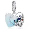 Vooraanzicht van onze prachtige nieuwe reis bedel. 2-delig hart met het uitzicht van Santorini. De typische blauwe daken van Santorini zie je hierin terug. De charm is ingelegd met zirkonia. De blauwe achtergrond en daken zijn gemaakt van hoogwaardig emaille. Uiteraard gemaakt van 925 sterling zilver met keurmerk