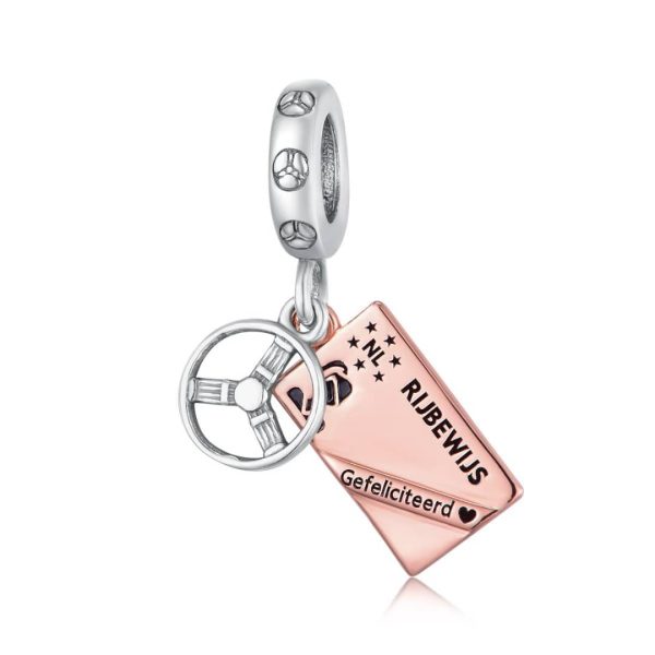 Product Afbeelding Vooraanzicht van onze prachtige nieuwe geslaagd bedel. Deze charm is 2-delig. Een is een stuur gemaakt van 925 sterling zilver. Het rijbewijs van rose goud verguld. Inclusief gravure met gefeliciteerd. De charm is voorzien van kleine gravure stuurtjes.