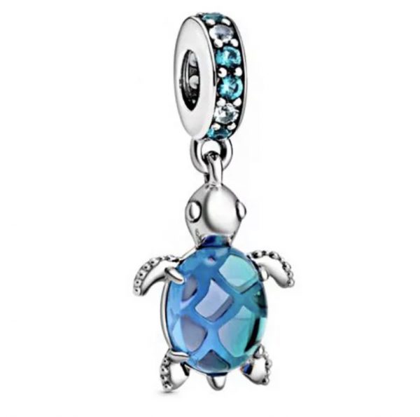 Product Afbeelding Vooraanzicht van onze zomer collectie. Deze prachtige schildpad is gemaakt van 925 sterling zilver. De charm is ingelegd met blauwe zirkonia steentjes. De schild van het schildpad is gemaakt van murano glas in de kleur baby blauw. Een super mooie aanvulling op je zomerse armband. Uiteraard gemaakt van 925 sterling zilver.