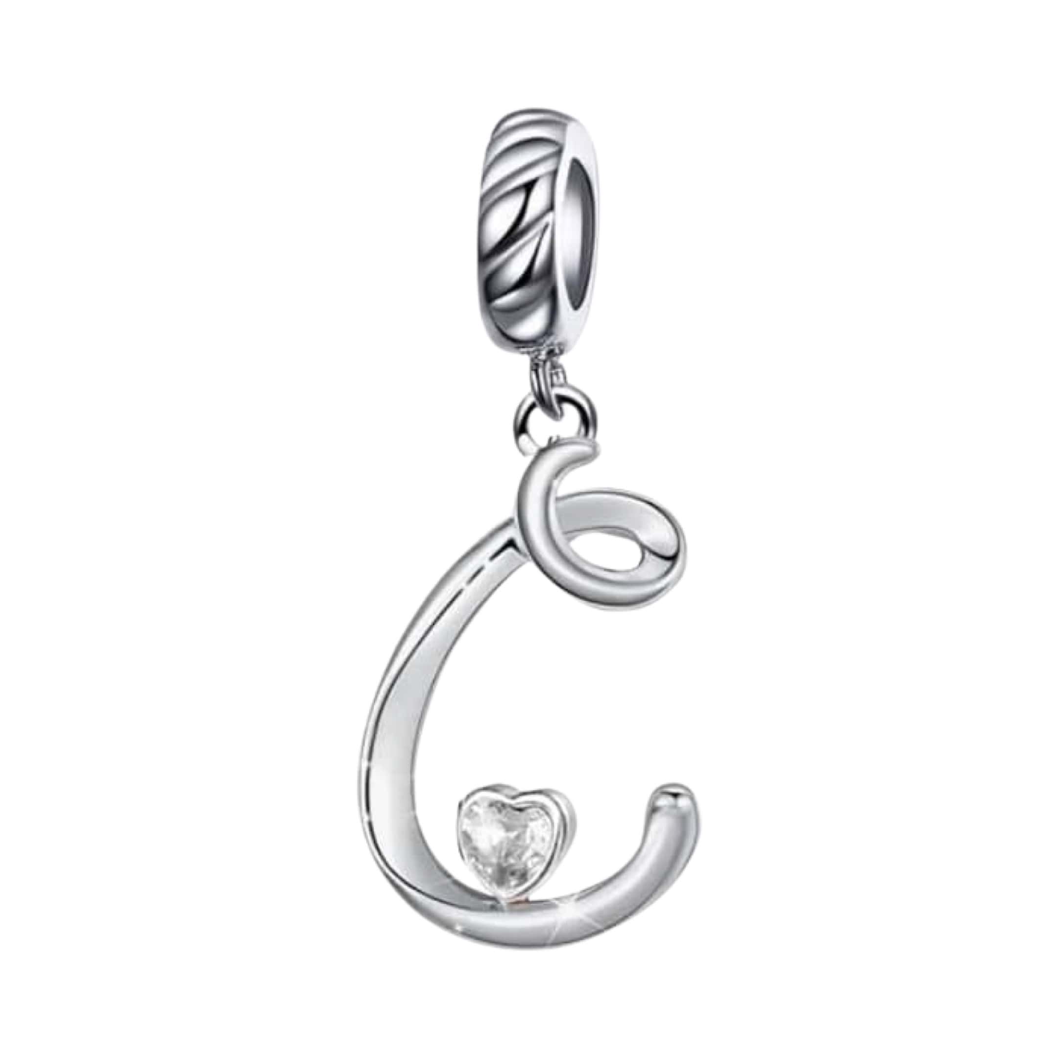 Product Afbeelding Vooraanzicht van onze nieuwe sierletter C met zirkonia hartje. Deze sier letter c is gemaakt van 925 sterling zilver en een zirkonia steen in de vorm van een hart.