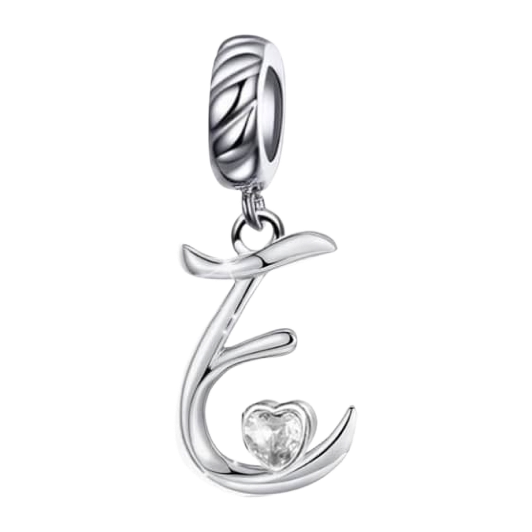 Product Afbeelding Vooraanzicht van onze prachtige sierletter E. Deze charm met de letter e is gemaakt van 925 sterling zilver en heeft een sierlijke vorm. In de E zit een klein hartje met zirkonia.