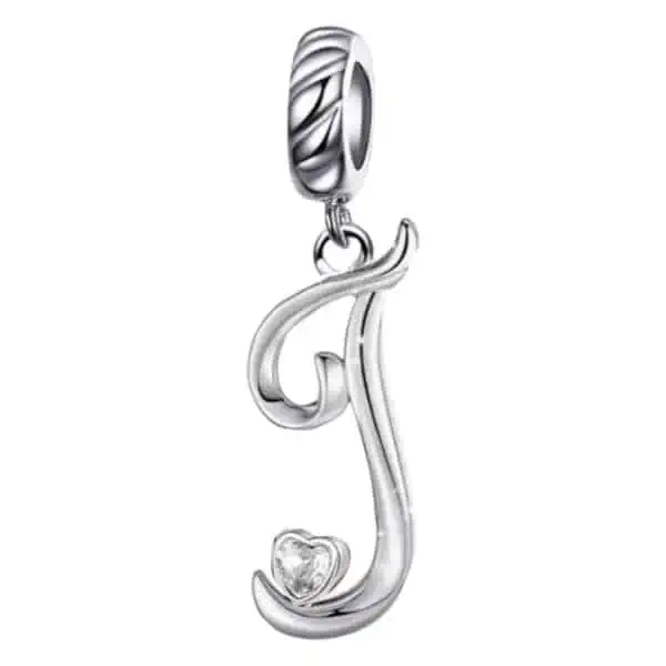 Product Afbeelding Vooraanzicht van onze prachtige nieuw charm uit de letter collectie. Deze sierletter J is gemaakt van 925 sterling zilver en heeft een groot hart gemaakt van zirkonia. Deze charm J is sierlijk met mooi krullen.