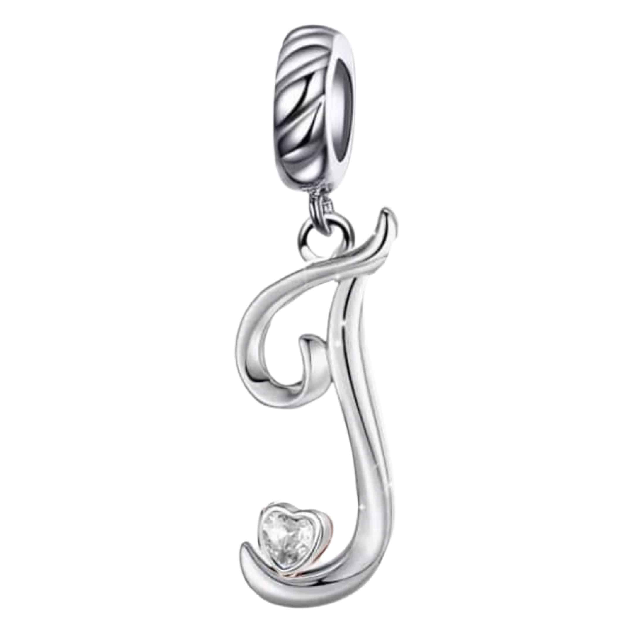 Product Afbeelding Vooraanzicht van onze prachtige nieuw charm uit de letter collectie. Deze sierletter J is gemaakt van 925 sterling zilver en heeft een groot hart gemaakt van zirkonia. Deze charm J is sierlijk met mooi krullen.