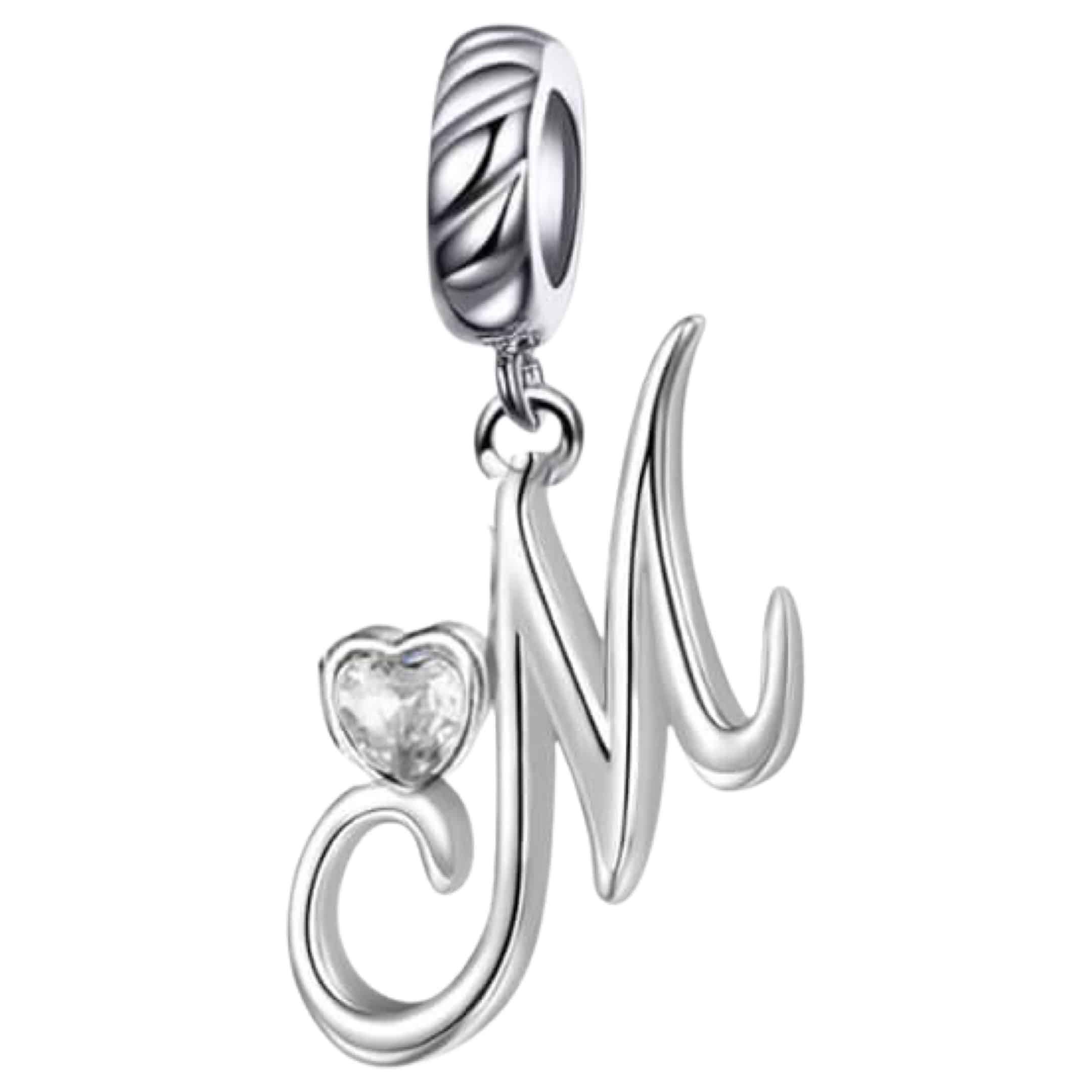 Product Afbeelding Vooraanzicht van onze prachtige nieuw charm uit de letter collectie. Deze sierletter M is gemaakt van 925 sterling zilver en heeft een groot hart gemaakt van zirkonia. Deze charm M is sierlijk met mooi krullen.
