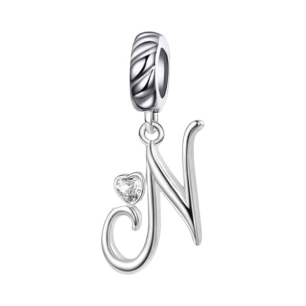 Product Afbeelding vooraanzicht van onze prachtige sierletter N met hart zirkonia. De letter n is gemaakt van 925 sterling zilver een heeft een bewerkte charm.