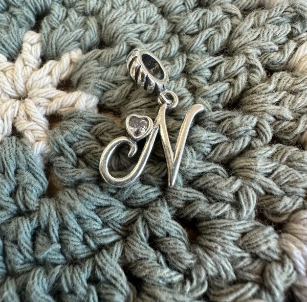 Sierletter N bedel | Charm letter N Alfabetbedel | Met grote hart zirkonia | 925 Sterling Zilver - Afbeelding 2