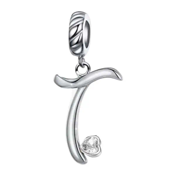 Product Afbeelding Vooraanzicht van onze nieuwe sierletter T met zirkonia hartje. Deze sier letter t is gemaakt van 925 sterling zilver en een zirkonia steen in de vorm van een hart.