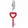 Voor en Achteraanzicht van onze nieuwe bedel sleutel met hart in rode emaille. De Charm met prachtige sleutel hart is gemaakt van 925 sterling zilver en rode emaille. Speciaal gemaakt voor Valentijn. In de charm zijn ook kleine zilveren hartjes verwerkt. Open de liefde van je hart!
