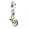 Product Afbeelding Vooraanzicht van onze nieuwe sport bedel het tennisracket. Deze prachtige charm tennis racket met gouden bal is gemaakt van 925 sterling zilver en een laagje goud voor de bal.