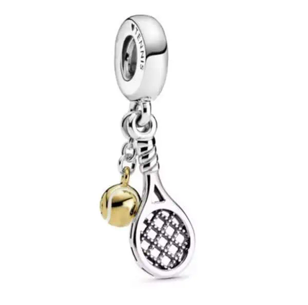 Product Afbeelding Vooraanzicht van onze nieuwe sport bedel het tennisracket. Deze prachtige charm tennis racket met gouden bal is gemaakt van 925 sterling zilver en een laagje goud voor de bal.