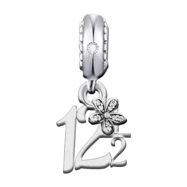 Product Afbeelding Vooraanzicht van onze nieuwe bedel in de jubileum collectie. Deze prachtige charm is voor alle stelletjes die twaal en een half jaar zijn getgrouwd. De bedel is gemaakt van 925 sterling zilver. Het lieve madeliefje hangt erbij en is ingelegd met zirkonia. Ook de charrm zelf van 12,5 jaar heeft een mooie grote zirkonia aan beide kanten.