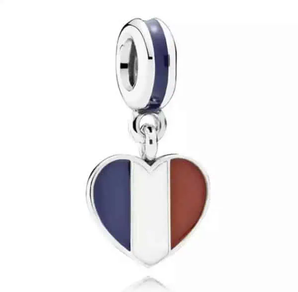 Product Afbeelding Vooraanzicht van onze prachtige vlag van frankrijk uit de collectie reizen. Deze reisbedel is in de vorm van een hart met 3 kleuren emaille van de vlag van frankrijk rood, wit en blauw. Gemaakt van 925 sterling zilver met op de achterkant de gravure france.