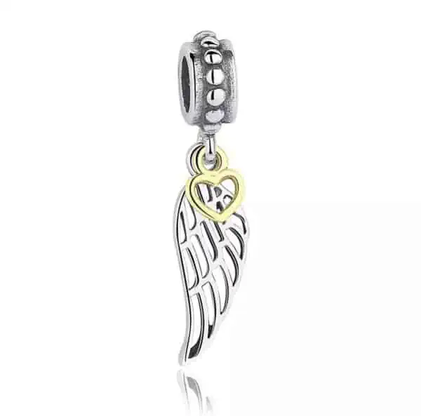 Product Afbeelding Vooraanzicht van onze prachtige vleugel charm uit de geloof en geluk collectie. Deze lieve bedel met uitgesneden vleugel van een engel heeft een gouden open hartje erbij hangen. Deze geloof bedel is gemaakt van 925 sterling zilver.