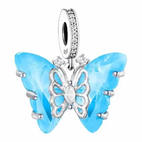 Product Afbeelding van onze prachtige vlinder Murano glas uit de categorie dieren. Deze charm is gemaakt van 925 sterling zilver en blauw murano glas.