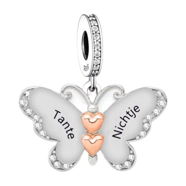 Product Afbeelding Vooraanzicht van onze nieuwe familie bedel. Deze charm vlinder is gemaakt van 925 sterling zilver. Met rose hartjes in het midden. In de ene vleugel staat tante gegraveerd en aan de rechter vleugel van de vlinder staat nichtje gegraveerd.