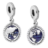 Product Afbeelding Vooraanzicht en achteraanzicht van onze practige bewegende wereldbol. Deze prachtige globe is gemaakt van 925 sterling zilver. De bol heeft blauwe emaille die de zee moet voorstellen. En met 925 sterling zilver is gedetailleerd de werelddelen aan te geven. Het mooiste van deze wereld charm is dat je hem rond kan draaien.