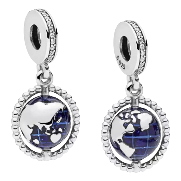 Product Afbeelding Vooraanzicht en achteraanzicht van onze practige bewegende wereldbol. Deze prachtige globe is gemaakt van 925 sterling zilver. De bol heeft blauwe emaille die de zee moet voorstellen. En met 925 sterling zilver is gedetailleerd de werelddelen aan te geven. Het mooiste van deze wereld charm is dat je hem rond kan draaien.
