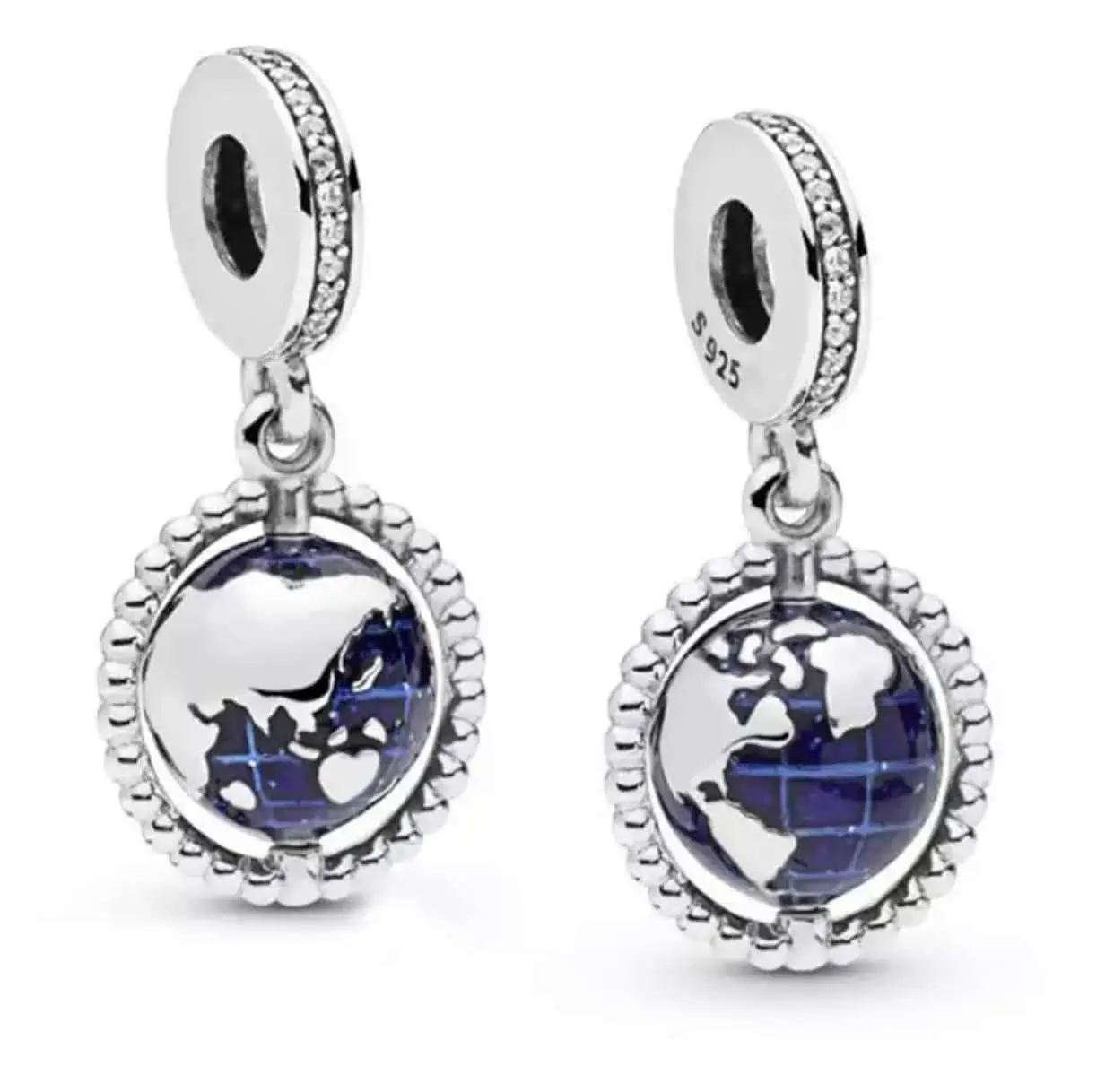 Product Afbeelding Voor en Achteraanzicht van onze wereldbol charm uit de reizen categorie. Deze charm is gemaakt van 925 sterling zilver en blauwe emaille. De wereld bol kan draaien.