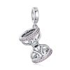 Product Afbeelding Voor en achteraanzicht van onze mooi zandloper charm. Deze bedel zand loper is gemaakt van 925 sterling zilver en is opgengewerkt. Op de randen zijn roze zirkonia steentjes ingelegd.
