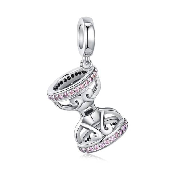 Product Afbeelding Voor en achteraanzicht van onze mooi zandloper charm. Deze bedel zand loper is gemaakt van 925 sterling zilver en is opgengewerkt. Op de randen zijn roze zirkonia steentjes ingelegd.