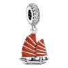 Product Afbeelding Vooraanzicht van onze prachtige zeilboot charm in de categorie reizen. Natuurlijk kan zeilen ook je hobby zijn of zelfs je beroep. Deze mooi jonk azie zijlboot is gemaakt van 925 sterling zilver en rode emaille. De charm van de zeil boot is ingelegd met zirkonia steentjes. Voor de liefhebber!