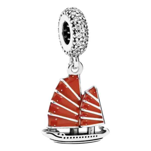Product Afbeelding Vooraanzicht van onze prachtige zeilboot charm in de categorie reizen. Natuurlijk kan zeilen ook je hobby zijn of zelfs je beroep. Deze mooi jonk azie zijlboot is gemaakt van 925 sterling zilver en rode emaille. De charm van de zeil boot is ingelegd met zirkonia steentjes. Voor de liefhebber!