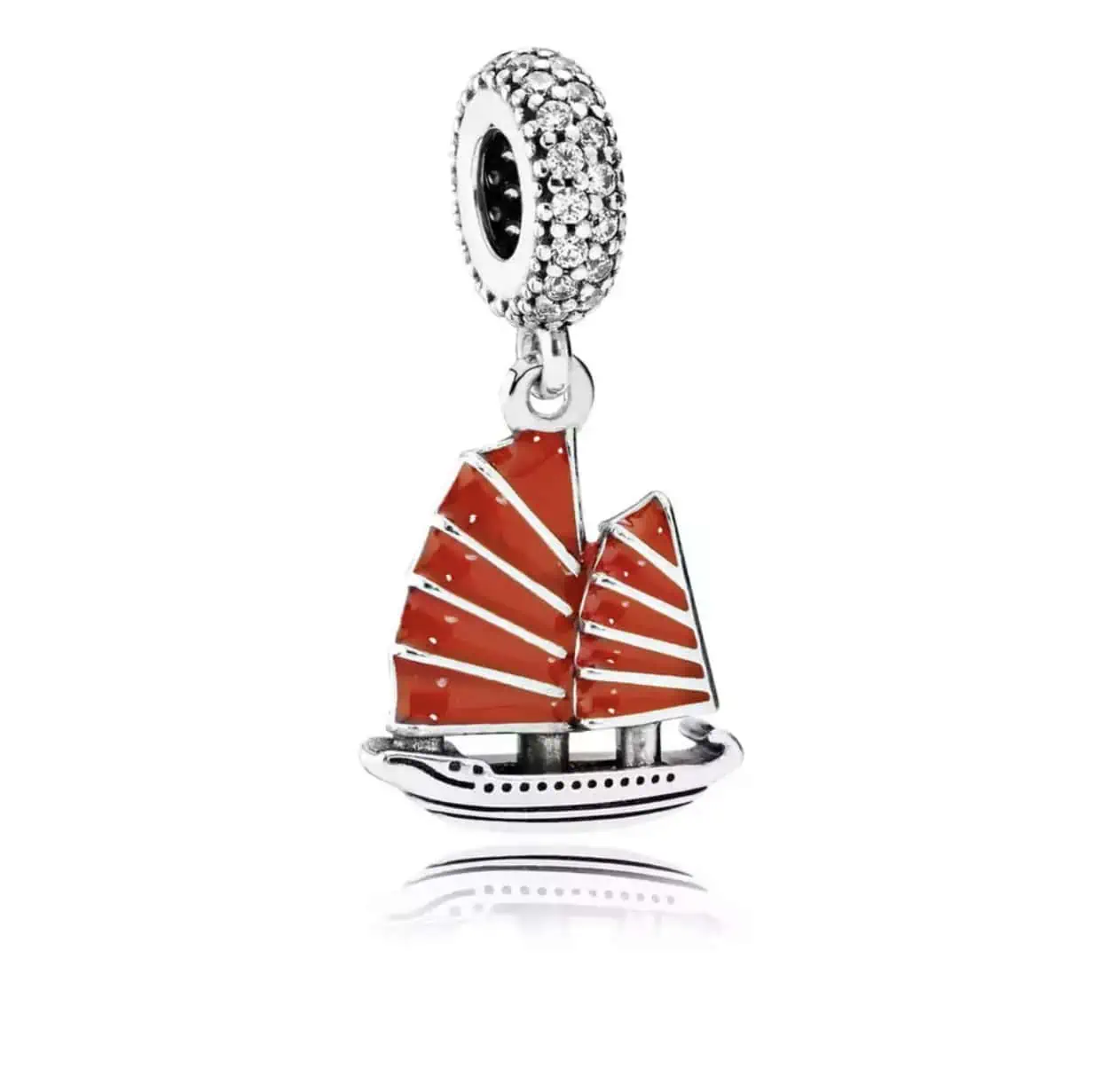 Product Afbeelding Voor en Achterzijde van onze mooi zeilboot Jonker. Deze charm bedel uit de categorie reizen is gemaakt van 925 sterling zilver en rode emaille.