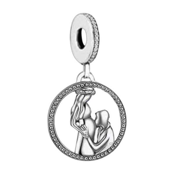 Product Afbeelding Vooraanzicht van onze nieuwe bedel in de zwangerschaps collectie. Deze prachtige charm is mooi gedetailleerd. In een ronde medaillon ingelegd in de rand met zirkonia steentjes. Een man en vrouw, waarvan de man de zwangere vrouw kust op haar dikke buik. De moeder en vader en gehele charm is gemaakt van 925 sterling zilver.