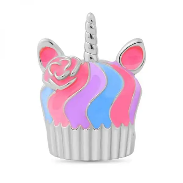 Voorkant foto van onze cupcake eenhoorn bedel. Met mooie kleuren emaille als glazuur. Het materiaal van deze mooie bedel is 925 Sterling Zilver