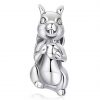 Product Afbeelding Vooraanzicht van dit lieve eekhoorntje die nu in onze herfst collectie is opgenomen. Prachtige zilveren eekhoorn die een eikel vast houd. Gemaakt van 925 sterling zilver.