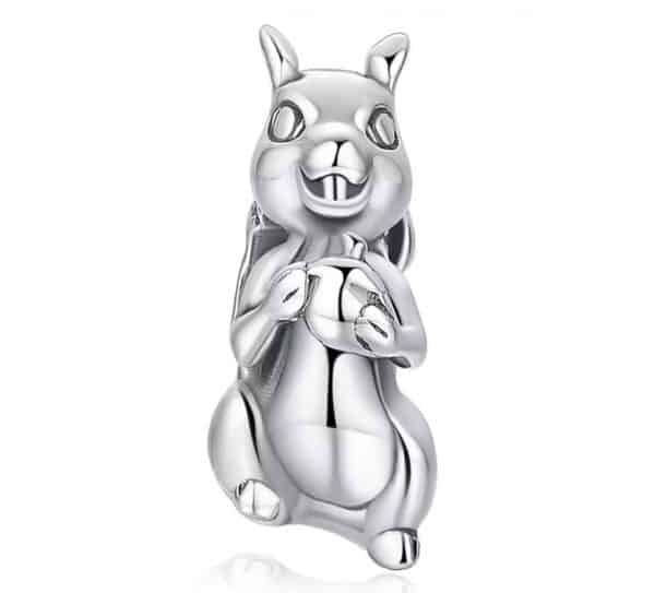 Product Afbeelding Vooraanzicht van dit lieve eekhoorntje die nu in onze herfst collectie is opgenomen. Prachtige zilveren eekhoorn die een eikel vast houd. Gemaakt van 925 sterling zilver.