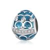 Product Afbeelding Voor en Achteraanzicht van onze prachtige nieuwe paasei. Dit ei is gemaakt van 925 sterling zilver en is ingelegd met zirkonia steentjes en blauwe emaille. Deze bedel is perfect voor pasen of easter en komt uit de dieren en natuur collectie.