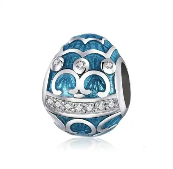 Product Afbeelding Voor en Achteraanzicht van onze prachtige nieuwe paasei. Dit ei is gemaakt van 925 sterling zilver en is ingelegd met zirkonia steentjes en blauwe emaille. Deze bedel is perfect voor pasen of easter en komt uit de dieren en natuur collectie.