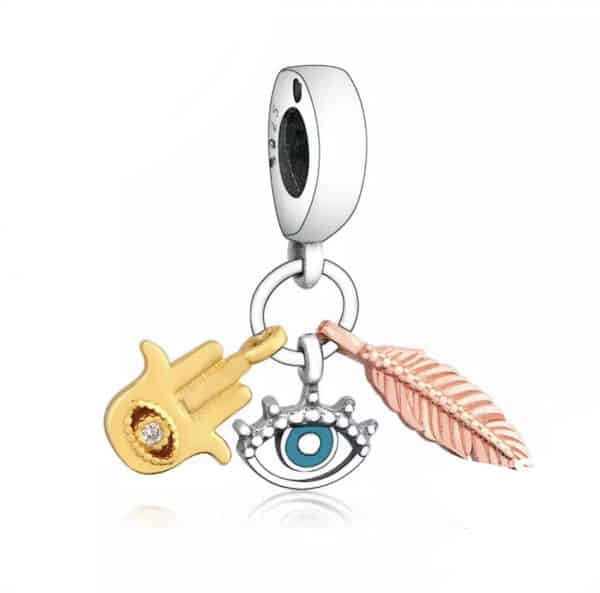 Product Afbeelding Vooraanzicht van onze prachtige geluks bedel 3-delig. Deze charm uit de geloof en geluk collectie heeft 3 hangers. Boze oog in 925 sterling zilver, hamsa hand in goud en de veer in rose.