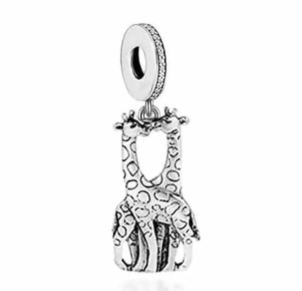 Product Afbeelding Vooraanzicht van onze lieve giraffen bedel. Deze charm heeft 2 kussende giraf gemaakt van 925 sterling zilver.