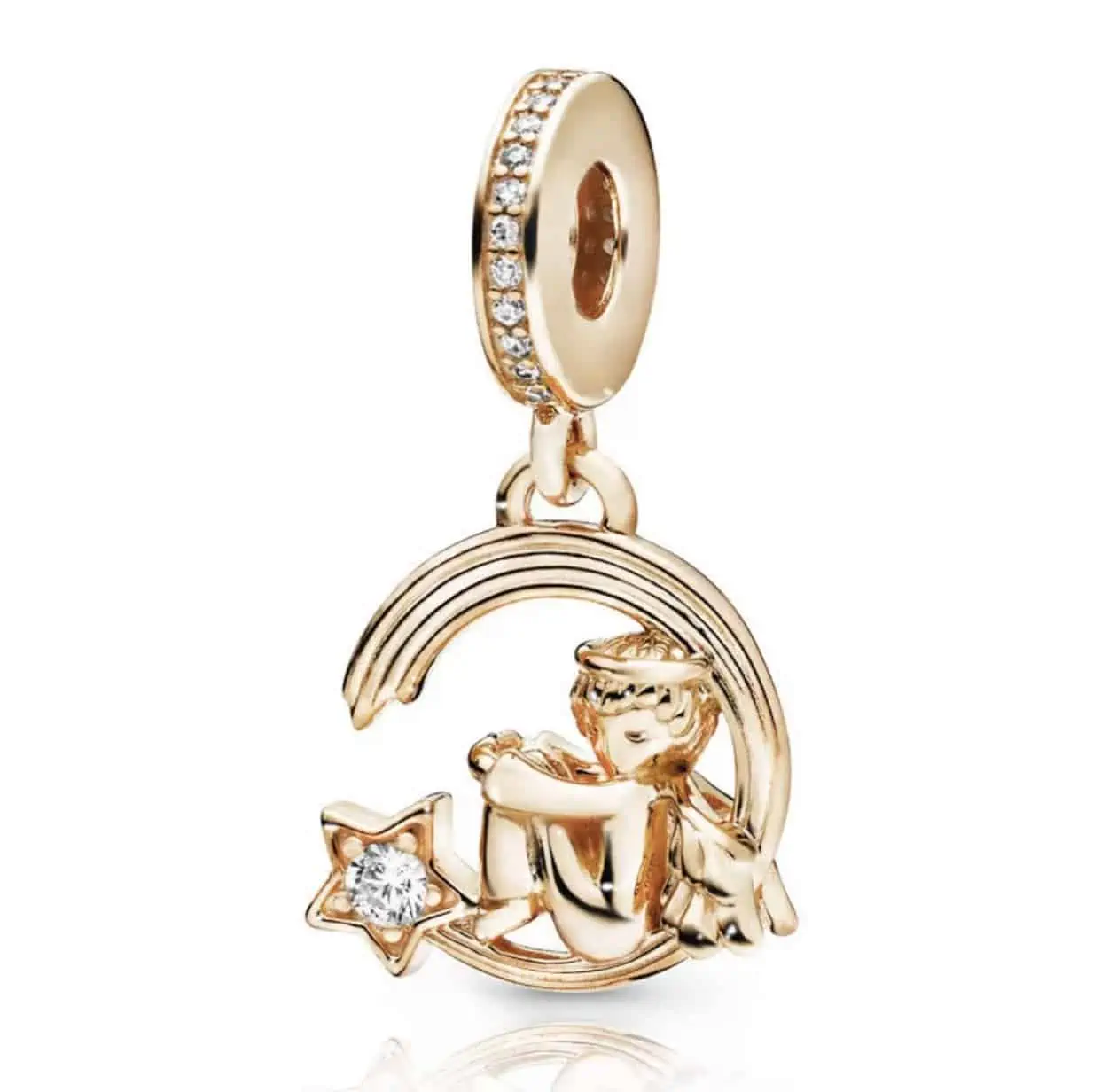 Product Afbeelding Vooraanzicht van onze prachtige gouden engel uit de geloof en geluk collectie. Deze charm gemaakt van 925 sterling zilver met een gouden18 karaat laagje is ingelegd met een ster zirkonia en ook in de charm zit zirkonia. De prachtige details maakt deze bedel uniek.