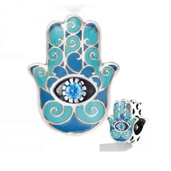 Product Afbeelding Vooraanzicht van onze nieuw geloof en geluk bedel. Deze prachtige hamsa hand is inglegd met verschillendee vlakken emaille van blauw en mint. Het beschermend oog in de palm van de hand is gemaakt van een zirkonia steen. Deze fatima hand bead is een echte eyecatcher aan je armband. Gemaakt van 925 sterling zilver