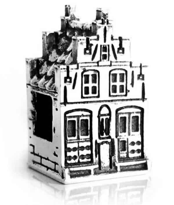 Product Afbeelding Vooraanzicht van onze bedel grachtenpand uit de nieuwe happy holland collectie. Dit typische nederlandse huis is gemaakt van 925 Sterling Zilver. Gedetailleerd gegraveerd met trappenhuis. Dit grachten pand bedeltje is een eyecatcher aan je bedelarmband of kettinghanger