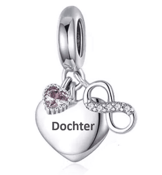 Vooraanzicht van onze nieuwe famielie bedel dochter. Deze prachtige bedel met nederlandse dochter. Deze is gemaakt van 925 sterling zilver. Met roze zirkonia in de vorm van het hart. En een infinity teken als symbool dat je oneindig van je dochter houd.
